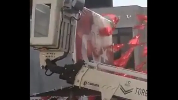 Torbalı Belediye Başkanı Meydandaki Şehit Halisdemir'in Resmini Kaldırdı