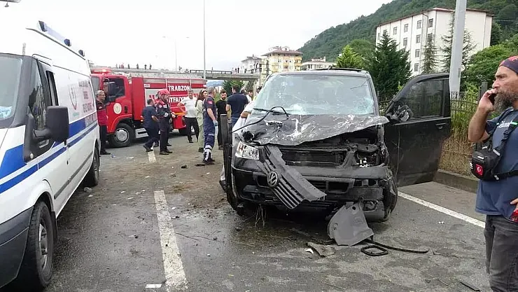 Trabzon'da Turistleri Taşıyan Minibüs Devrildi: 3'ü Ağır 6 Yaralı