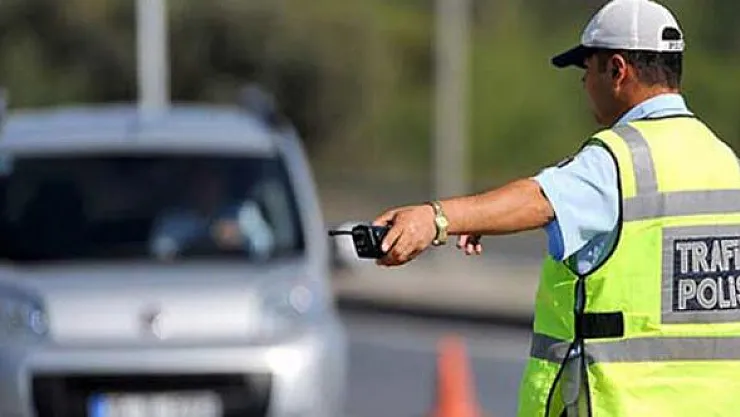 Trafik polisi eşine 108 TL ceza yazdı!