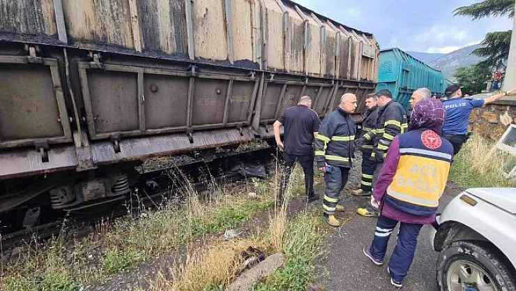 Trenin Çarptığı Genç Feci Şekilde Can Verdi! O Anlar Cep Telefonu Kamerasıyla Anbean Kaydedildi