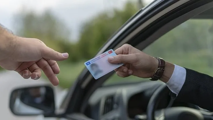Türkiye'de ehliyeti olan milyonları ilgilendiren yeni sistem kararı! Bundan sonra zorunluluk kalktı