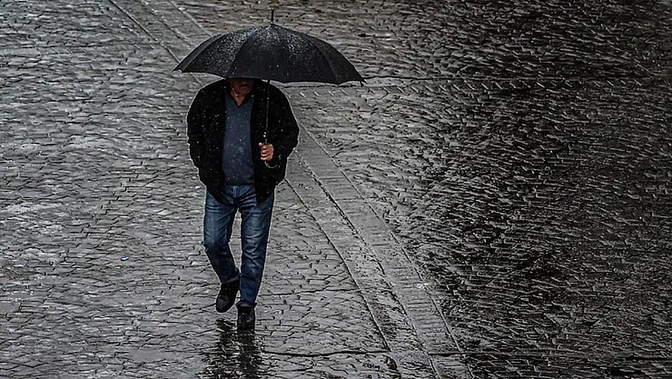 Türkiye'nin Batı Kesimlerinde Kuvvetli Yağış ve Kar Uyarısı: Meteoroloji Genel Müdürlüğü'nden Önemli Açıklamalar