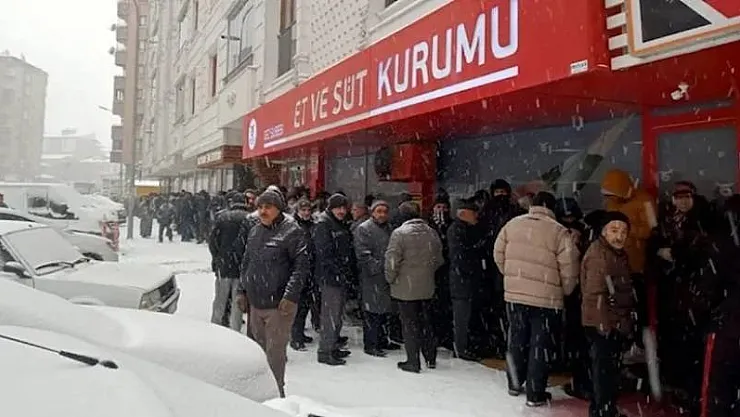 Ucuza et satışı ESK önünde metrelerce kuyruk oluşturdu! -5 derecede vatandaşın sabrı taştı!