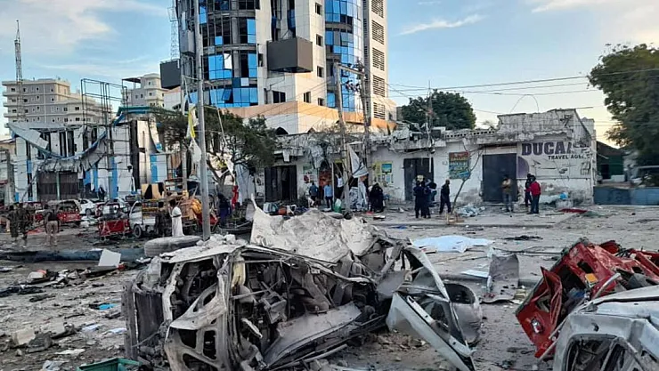 Ülke felaketi yaşadı! Eğitim Bakanlığı binasına terör saldırısı gerçekleştirildi: 100'den fazla kişi hayatını kaybetti