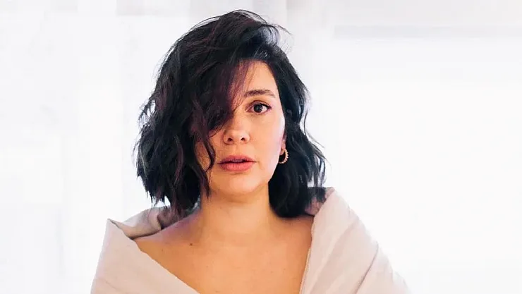 Ünlü oyuncu Bergüzar Korel, depremin izlerini unutarak eski yaşantısına dönenlere ateş püskürdü! 'İki yüzlülüğünüz midemi bulandırıyor!'