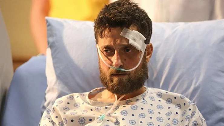 Ünlü oyuncu hastanelik oldu! Taksiciden kısa mesafe dayağı yedi!