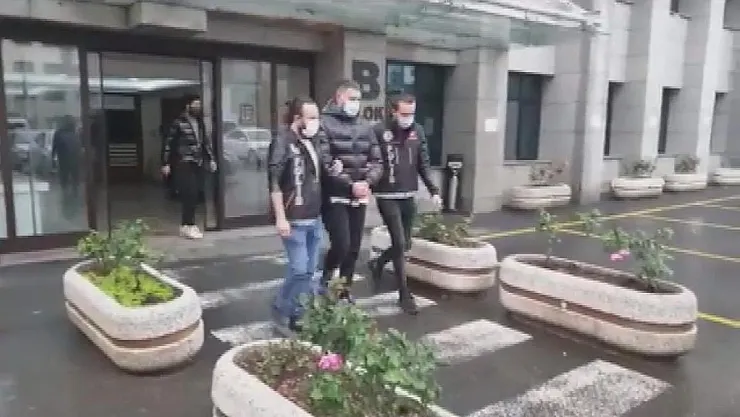 Ünlü Şarkıcı Gözaltına Alındı!