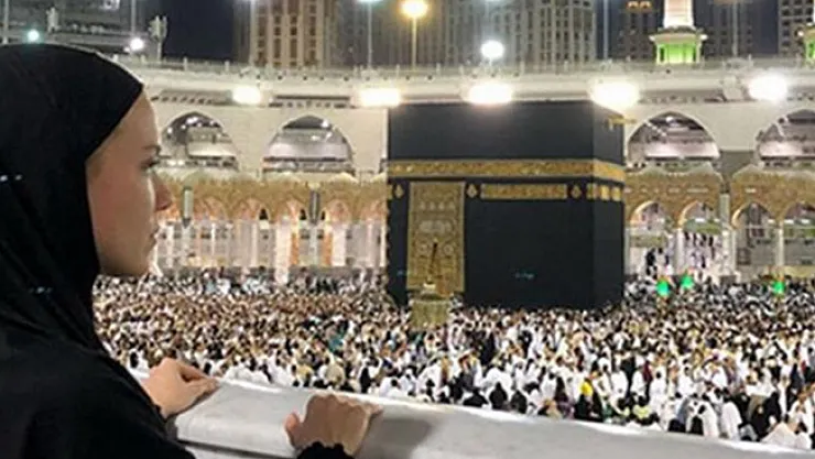 Ünlü Sunucu Pelin Çift Yeni Yıla Kutsal Topraklarda Girdi! Pelin Çift Kimdir?
