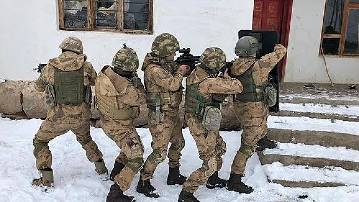 Van Erciş'de yapılan PKK terör örgütü operasyonları kapsamında 20 gözaltı