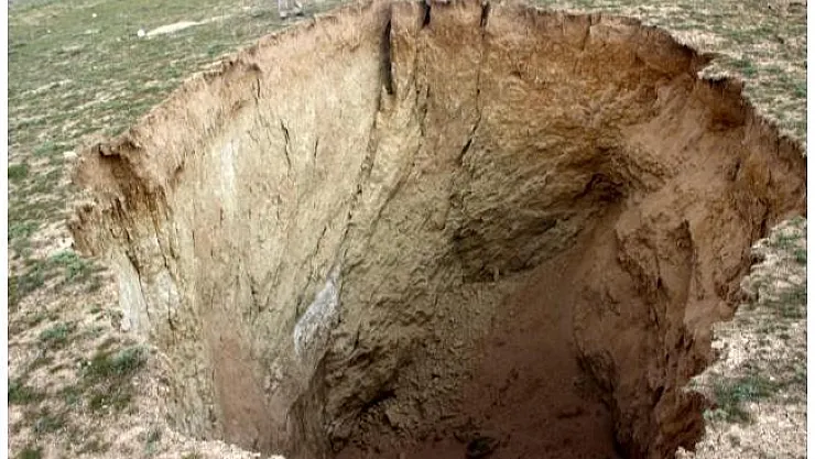 Vatandaşı korkutan görüntü! Toprak çöktü, 15 metrelik dev çukur oluştu!