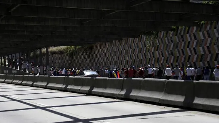 Venezuela'da Maduro'nun genç destekçilerinden yürüyüş