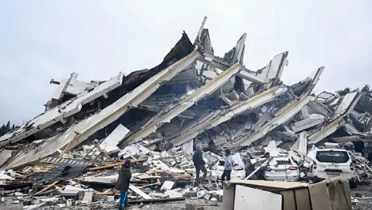 Yaptığı 3 sitedeki binaları yıkılan müteahhit konuştu: 'Bana binaları soramazsınız! Benim binam mı mesele?'