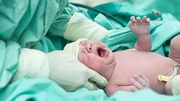 Yargıtay, doğum esnasında karısını yalnız bırakan koca hakkında maddi manevi tazminat kararı aldı
