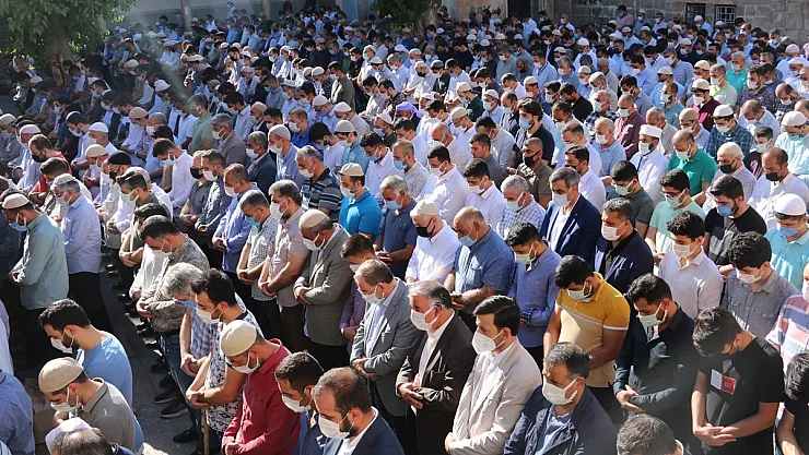 Yasağa bizzat kendileri uymuyorlar! Koronadan ölen bir kişinin cenazesine yüzlerce kişi katıldı