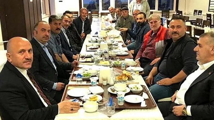 Yasaklara rağmen MHP'li Belediye Başkanı muhtarlarla iftarda bir araya geldi!