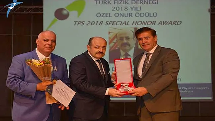 Yeni YÖK Kapsamında Yekta Saraç'a Özel Onur Ödülü Verildi