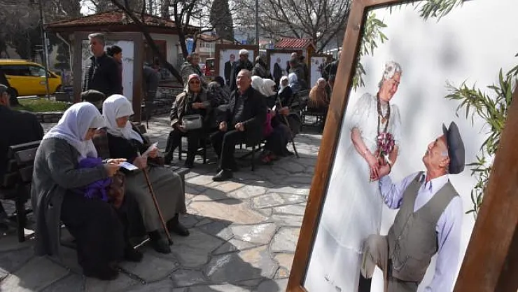 Yıllar sonra düğün fotoğrafı için objektif karşısına geçtiler