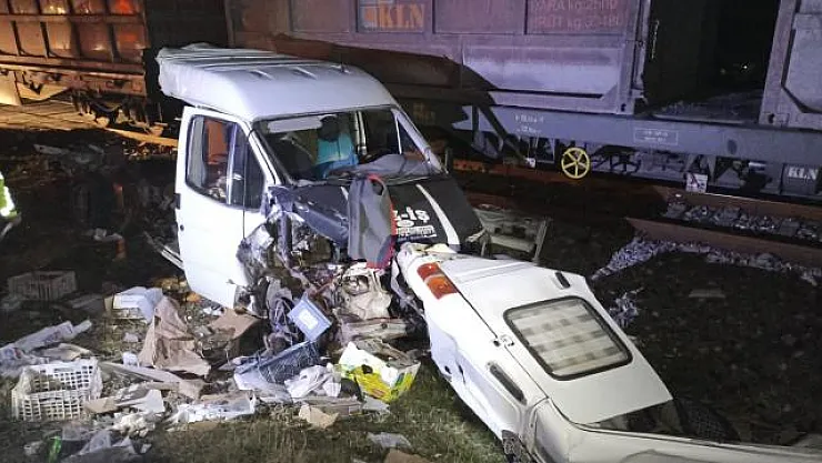 Yük Treni İle Çarpışan Kamyonet İkiye Bölündü