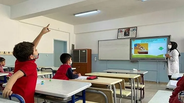 Yüz yüze eğitimde hafta sonu tatili kalkıyor mu? O illerde okullar hafta sonu da devam edecek