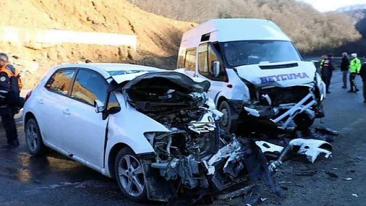 Zonguldak-Ankara karayolunda feci kaza! Minibüsle otomobil kafa kafaya çarpıştı