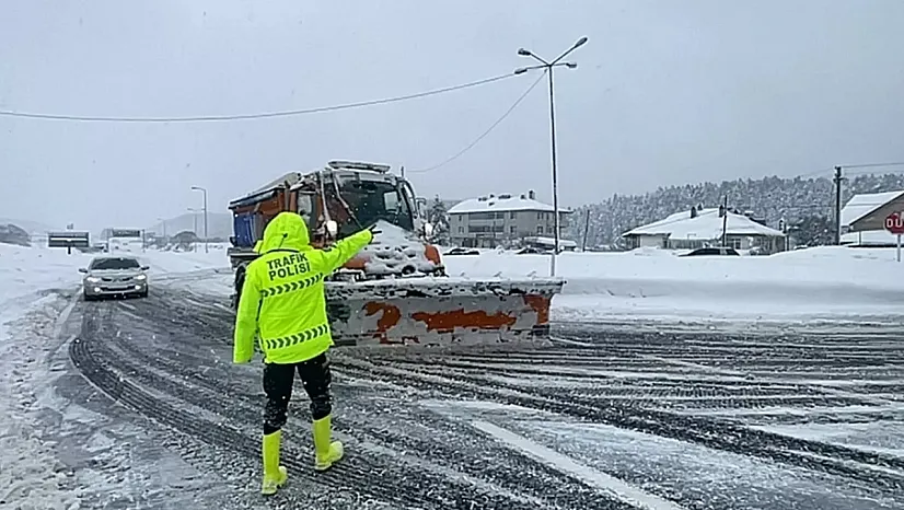 D-100 kara yolu İstanbul istikameti ulaşıma kapandı: Bolu Dağı'nda kar esareti