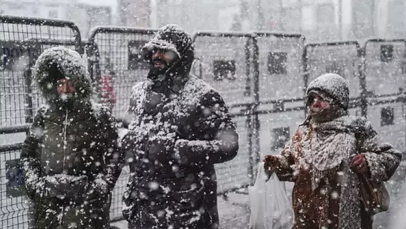 Türkiye 2026'ya kar esaretiyle girdi: 9 ilde okullar tatil edildi, İstanbul buz kesecek