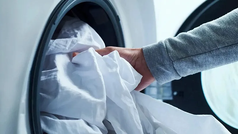 Ünlü Doktordan Çarpıcı Uyarı: Çamaşırları Böyle Yıkıyorsanız Mikropları Giysiyle Taşıyorsunuz!