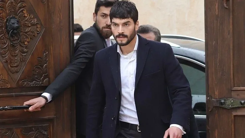 Akın Akınözü hangi bölüm mezunu? Akın Akınözü ne okudu? Akın Akınözü kimdir ve mesleği nedir? Akın Akınözü ve Sandra Pestemalciyan ayrıldı mı?