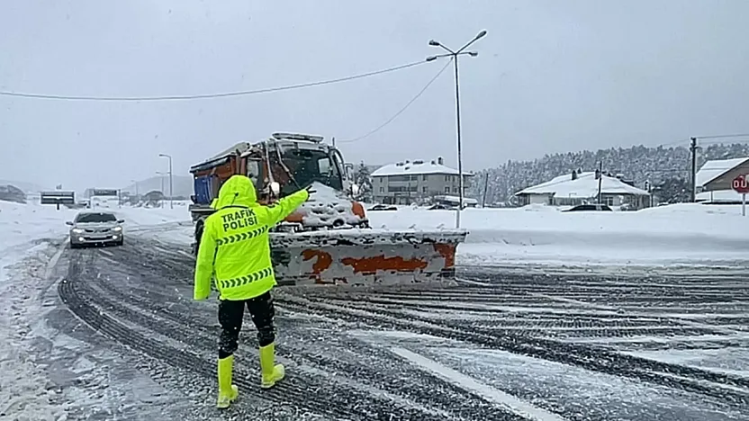 D-100 kara yolu İstanbul istikameti ulaşıma kapandı: Bolu Dağı'nda kar esareti