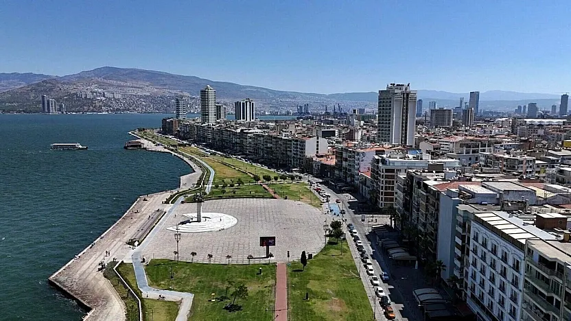 İzmir Kavruluyor: 40 Dereceyi Zorlayan Sıcaklıklar Şehri Boşalttı