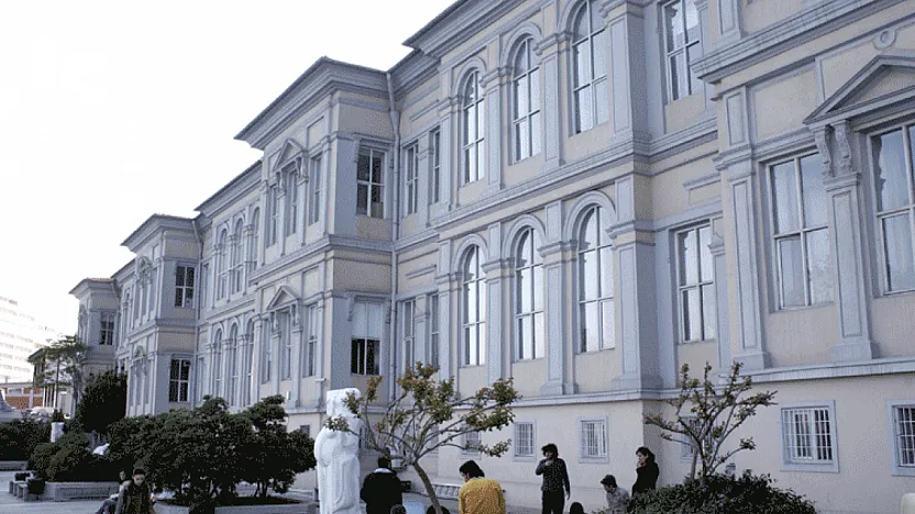 Mimar Sinan Üniversitesi'nden KPSS'siz Personel Alımı: Sanat Eğitimine Destek Olacak Canlı Model Aranıyor!