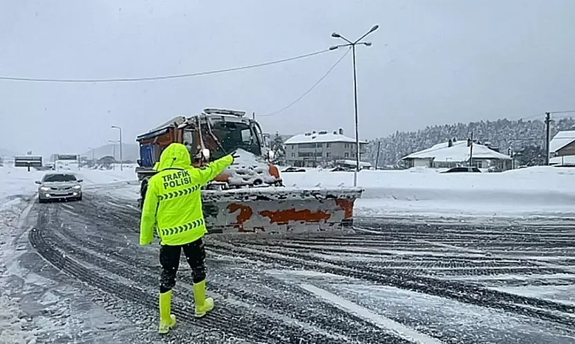 D-100 kara yolu İstanbul istikameti ulaşıma kapandı: Bolu Dağı'nda kar esareti