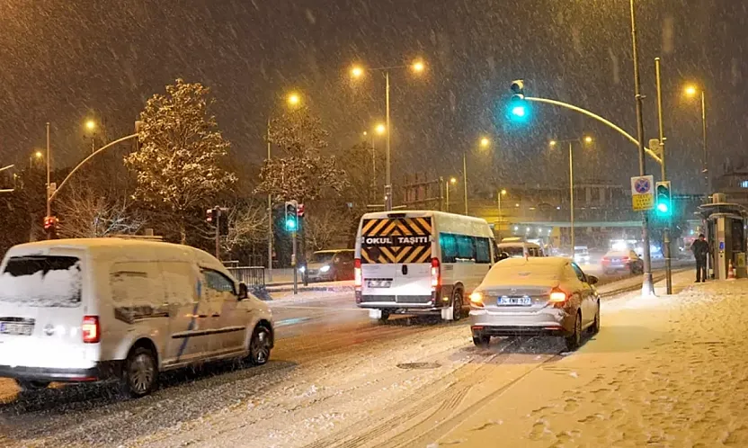 İstanbul'da kar esareti: Valilik ağır taşıt ve kurye trafiğini durdurdu