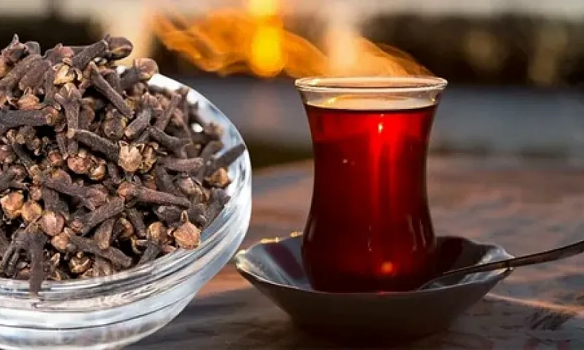 Sıcak Çaya 2 Tane Atın, Vücudunuz Şaşırtıcı Etkisini Hemen Hissetsin: İnsülini Dengeleyip Kas Ağrısını Siliyor!