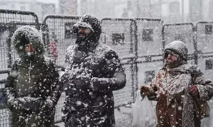 Türkiye 2026'ya kar esaretiyle girdi: 9 ilde okullar tatil edildi, İstanbul buz kesecek